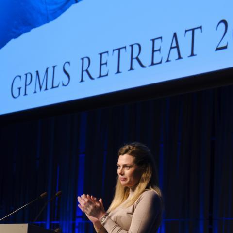 Berglind Ósk Einarsdóttir, nýdoktor og verkefnsisstjóri GPMLS-prógrammsins, ávarpar gesti á Spekigleðinni í Hörpu.